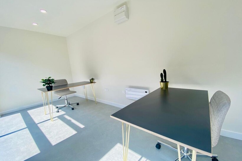 Hood Road, Barry, CF62 Mixed use to rent - £525 pcm (£121 pw)