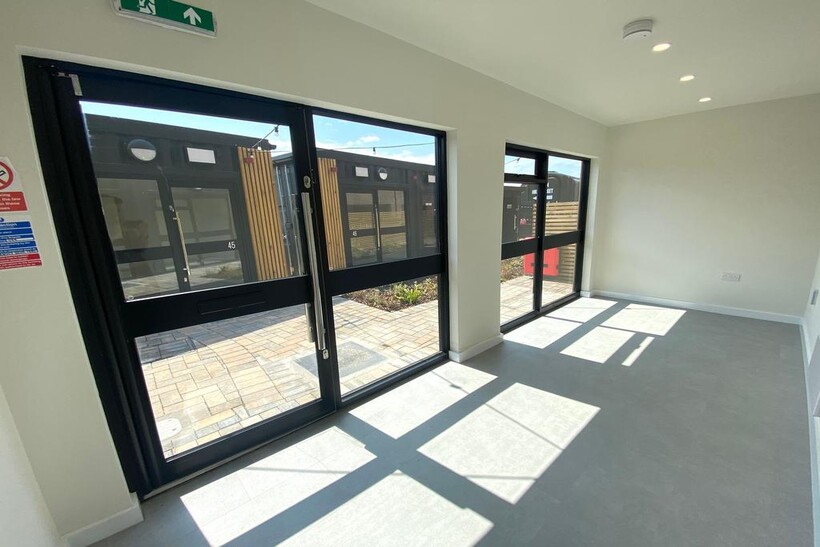 Hood Road, Barry, CF62 Mixed use to rent - £525 pcm (£121 pw)