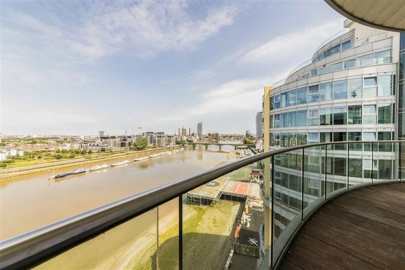 Bridges Court Road, London SW11 3 bed flat to rent - £6,249 pcm (£1,442 pw)