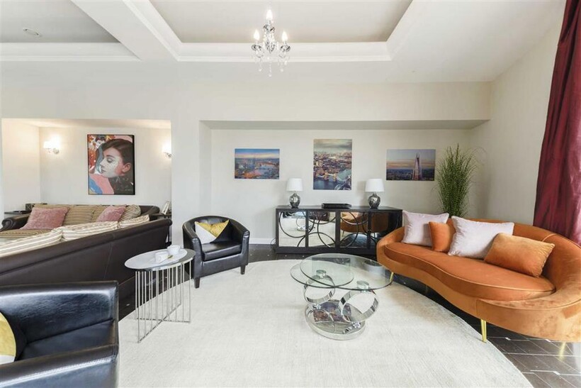 Bridges Court Road, London SW11 3 bed flat to rent - £6,249 pcm (£1,442 pw)