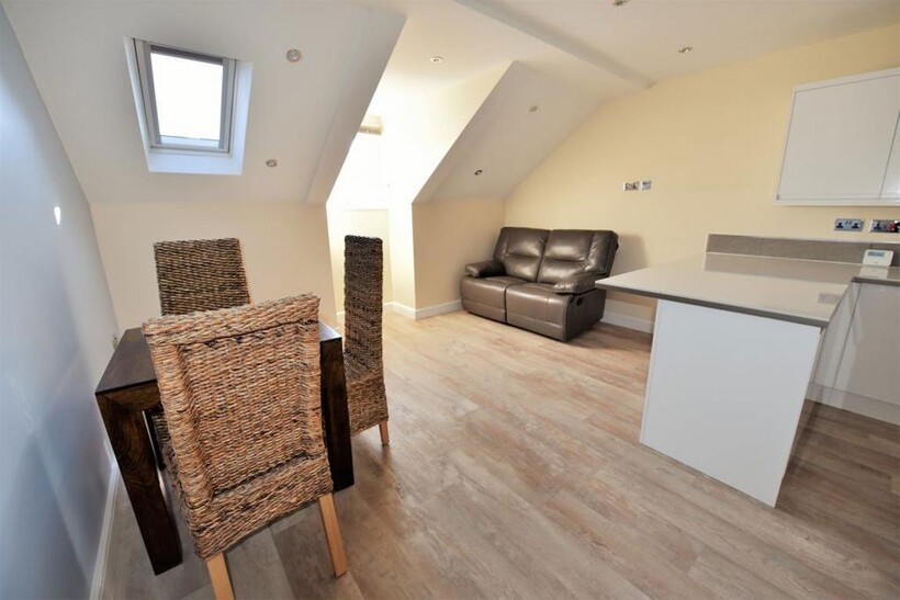 16 Woodsley Road Flat 5 2 bed flat to rent - £1,248 pcm (£288 pw)