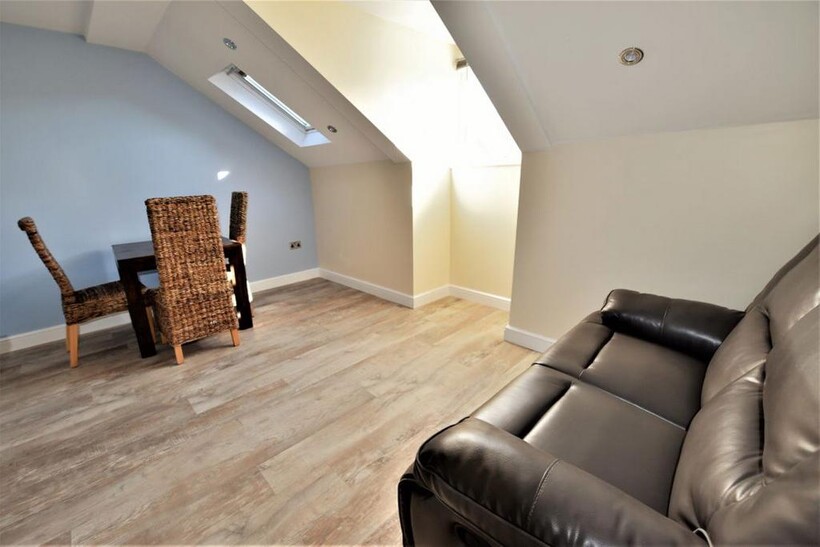 16 Woodsley Road Flat 5 2 bed flat to rent - £1,248 pcm (£288 pw)