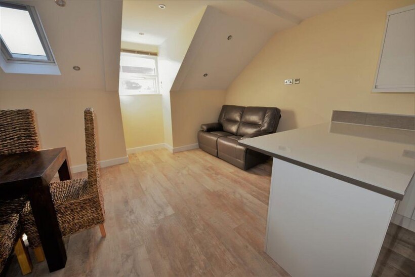 16 Woodsley Road Flat 5 2 bed flat to rent - £1,248 pcm (£288 pw)