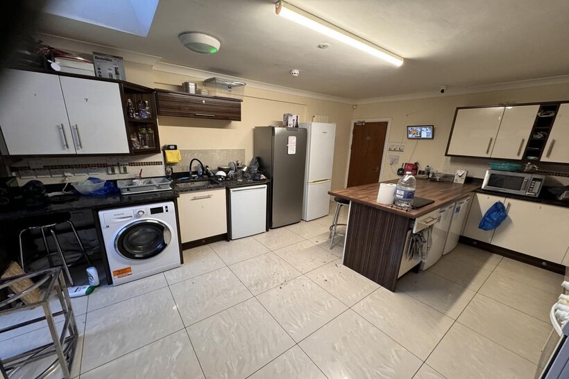 Ellerman Avenue, TWICKENHAM, Greater... House share to rent - £700 pcm (£162 pw)