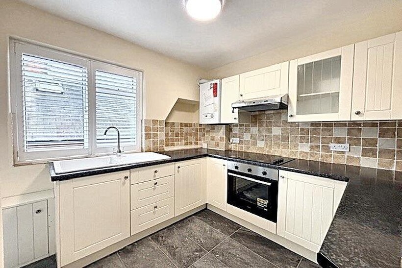 Madrid Road, Guildford GU2 3 bed flat to rent - £1,450 pcm (£335 pw)