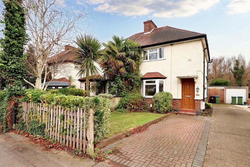 Molesey Road, Hersham KT12 2 bed semi-detached house to rent - £1,850 pcm (£427 pw)