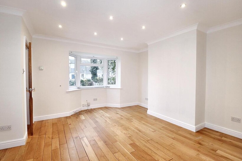 Molesey Road, Hersham KT12 2 bed semi-detached house to rent - £1,850 pcm (£427 pw)