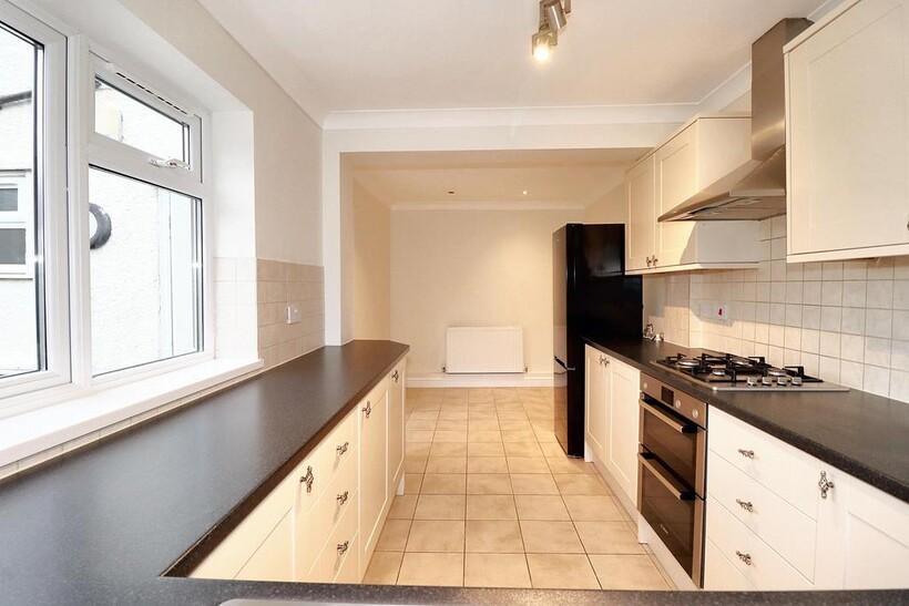 Molesey Road, Hersham KT12 2 bed semi-detached house to rent - £1,850 pcm (£427 pw)