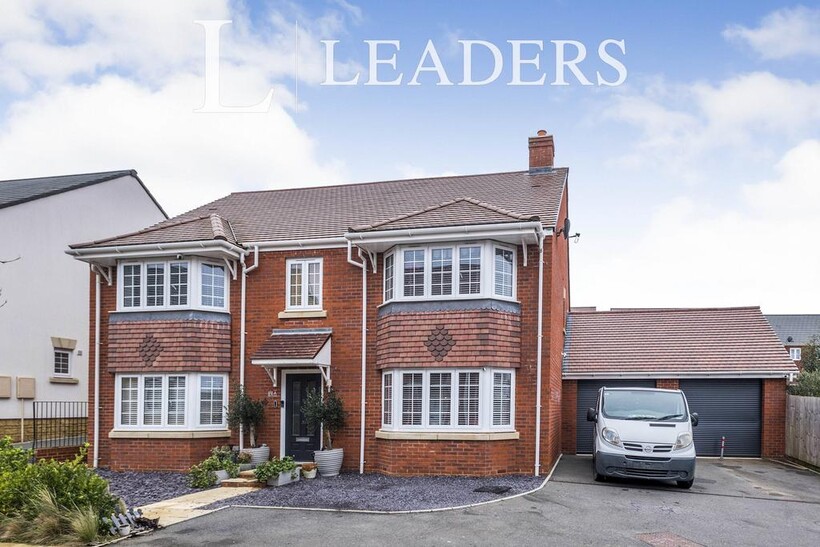 Cozens Grove 5 bed detached house to rent - £2,995 pcm (£691 pw)