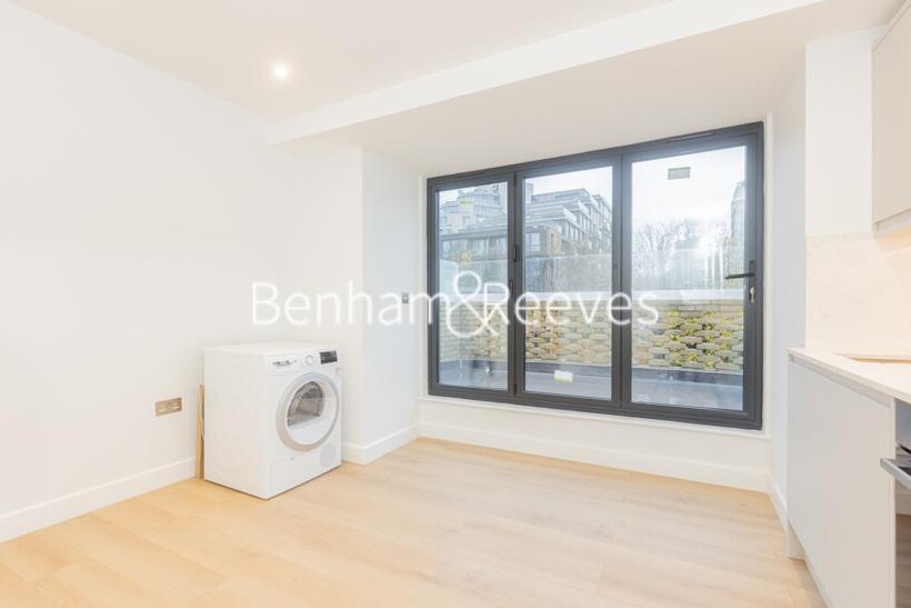 Disraeli Road,  Hammersmith SW15 2 bed apartment to rent - £2,550 pcm (£588 pw)