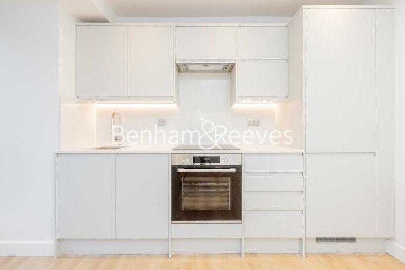 Disraeli Road,  Hammersmith SW15 2 bed apartment to rent - £2,550 pcm (£588 pw)