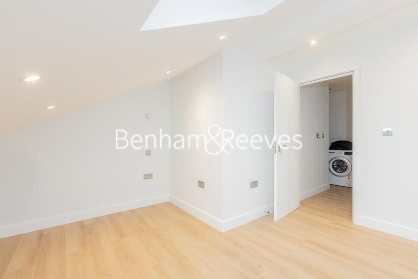 Disraeli Road,  Hammersmith SW15 2 bed apartment to rent - £2,550 pcm (£588 pw)