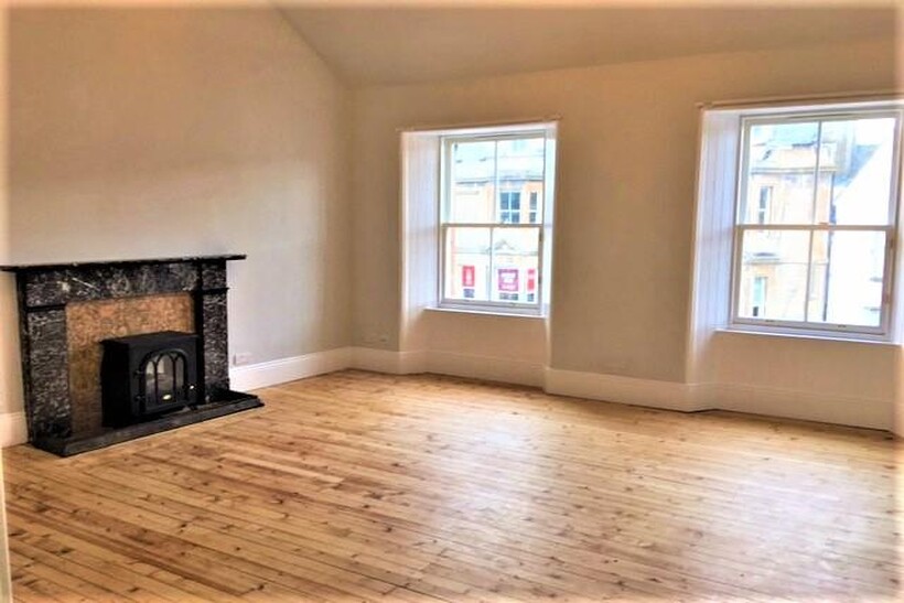 High Street, Peebles EH45 3 bed flat to rent - £1,050 pcm (£242 pw)