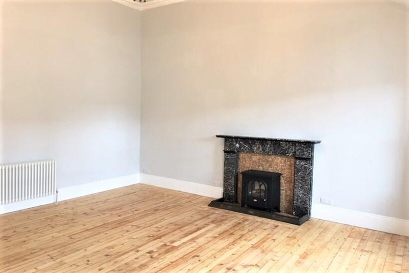 High Street, Peebles EH45 3 bed flat to rent - £1,050 pcm (£242 pw)