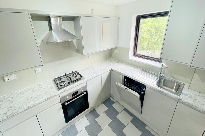 Wheatley Close, London NW4 2 bed apartment to rent - £1,850 pcm (£427 pw)