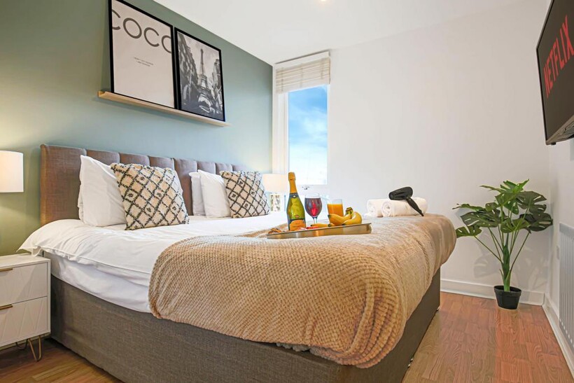 Mortimer Square, Milton Keynes MK9 2 bed serviced apartment to rent - £3,660 pcm (£845 pw)