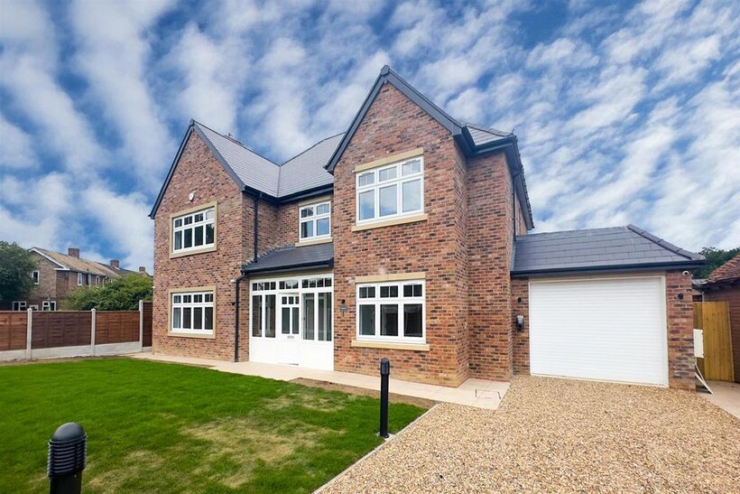 The Avenue, Ascot 5 bed detached house to rent - £8,999 pcm (£2,077 pw)