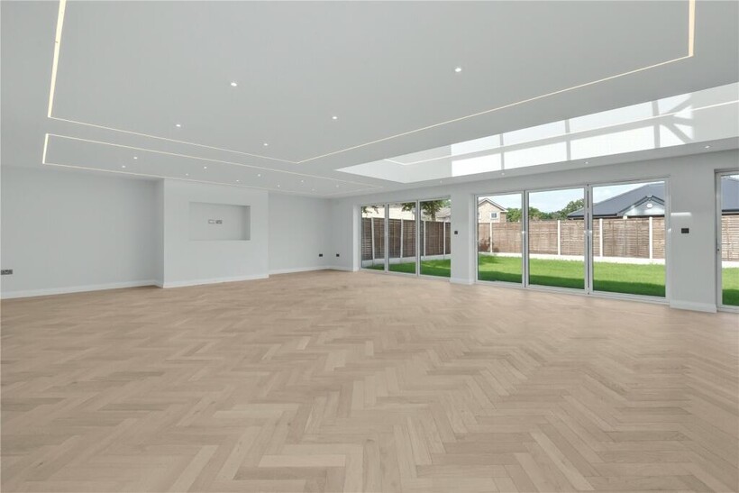 The Avenue, Ascot 5 bed detached house to rent - £8,999 pcm (£2,077 pw)