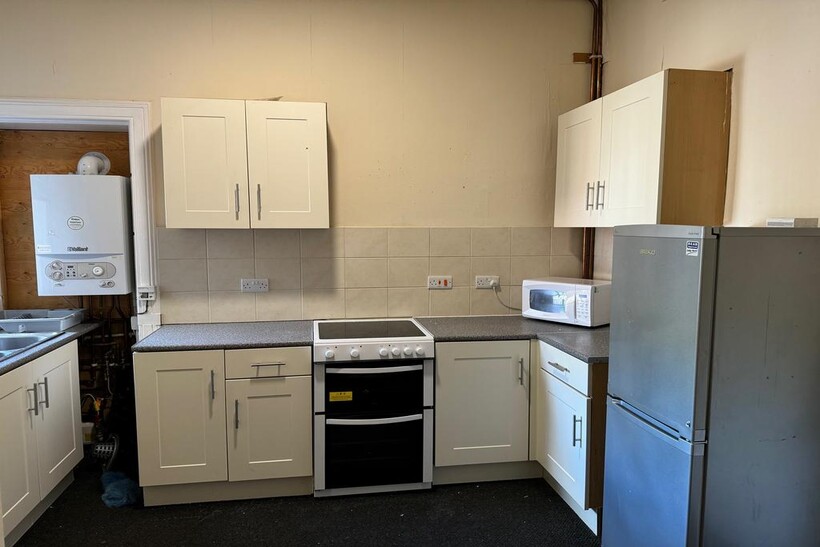 Bank Street, Galashiels TD1 4 bed flat to rent - £1,395 pcm (£322 pw)