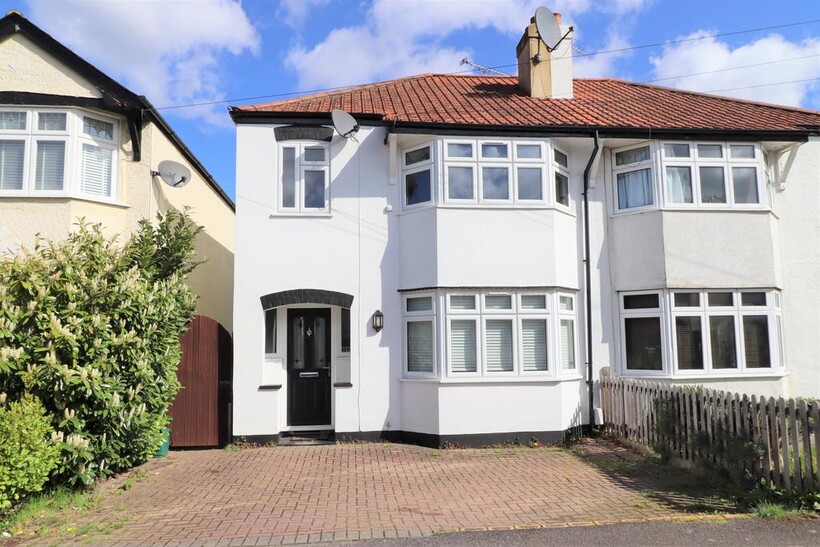 Endsleigh Gardens, Hersham KT12 3 bed semi-detached house to rent - £1,995 pcm (£460 pw)