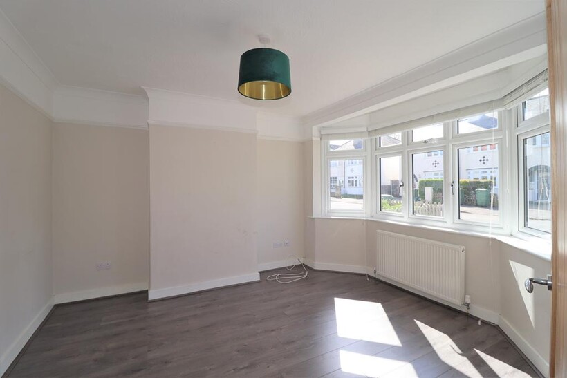 Endsleigh Gardens, Hersham KT12 3 bed semi-detached house to rent - £1,995 pcm (£460 pw)