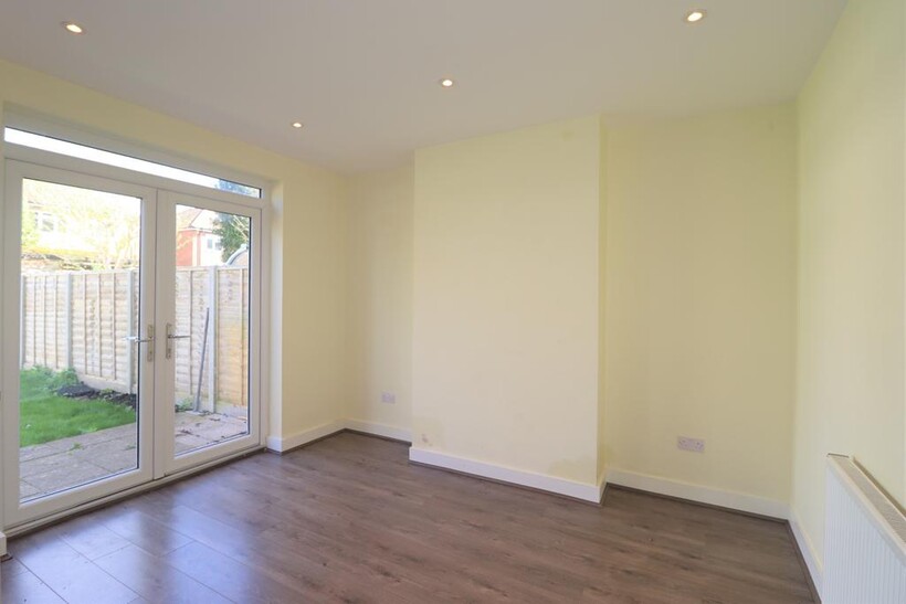 Endsleigh Gardens, Hersham KT12 3 bed semi-detached house to rent - £1,995 pcm (£460 pw)