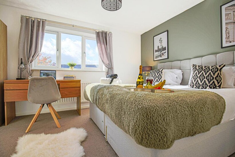 The Oval, Oldbrook MK6 3 bed house to rent - £4,500 pcm (£1,038 pw)