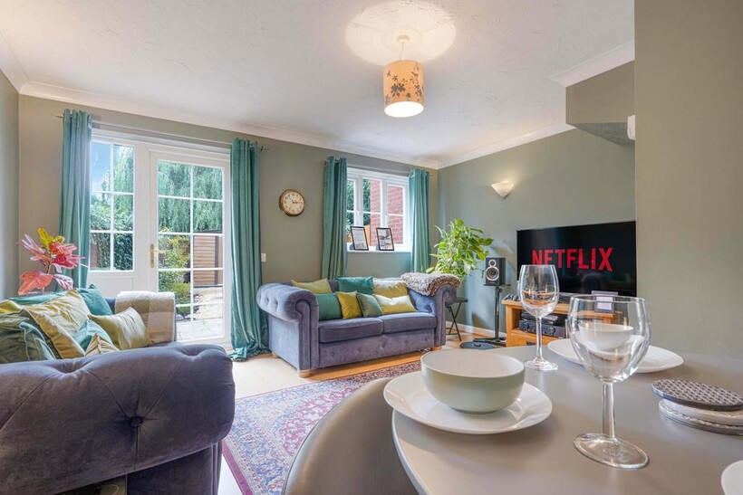 Wallmead Gardens, Loughton MK5 4 bed house to rent - £4,860 pcm (£1,122 pw)