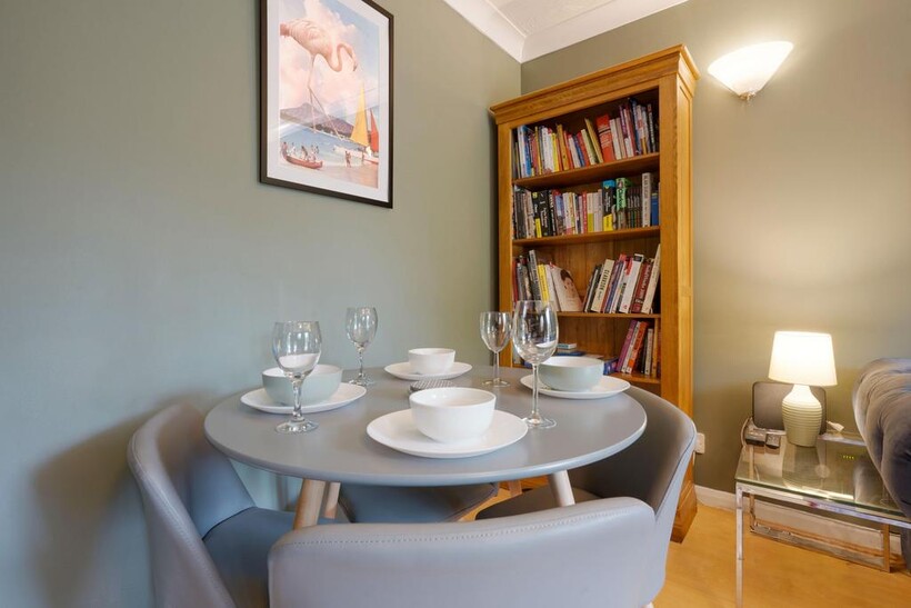 Wallmead Gardens, Loughton MK5 4 bed house to rent - £4,860 pcm (£1,122 pw)