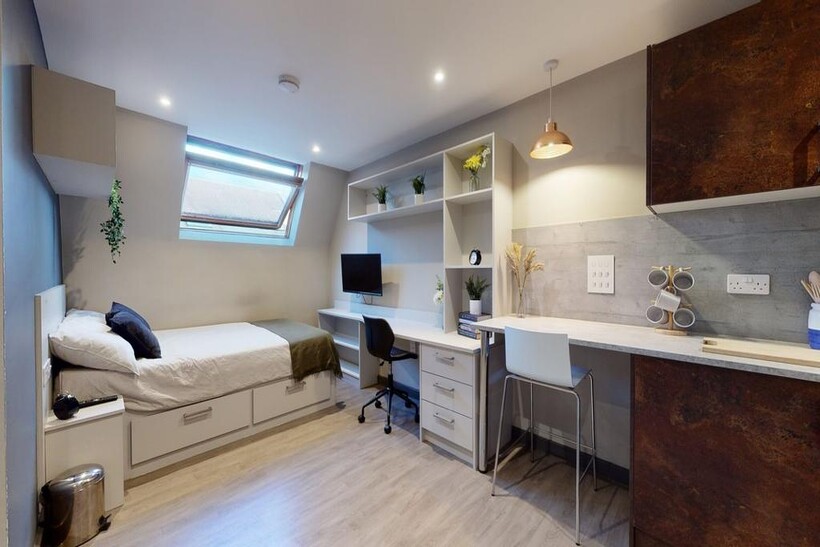 A spacious and well lit large double bedroom, p...