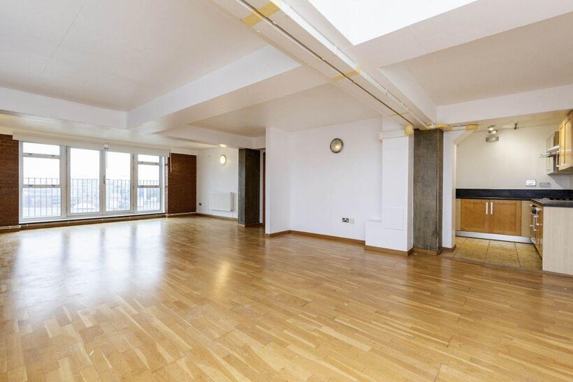 E2 1 bed flat to rent - £2,487 pcm (£574 pw)