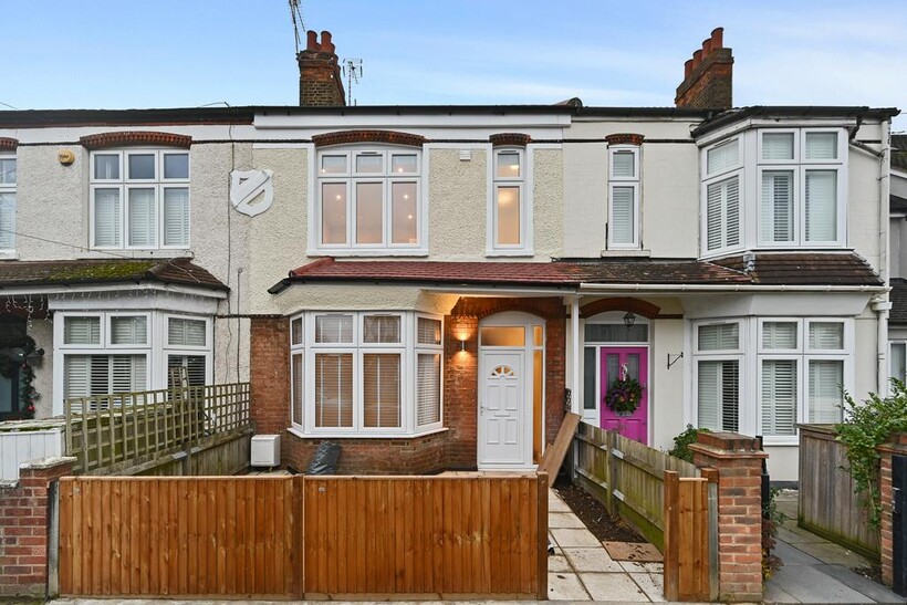 Percy Road, Hampton TW12 3 bed terraced house to rent - £3,350 pcm (£773 pw)