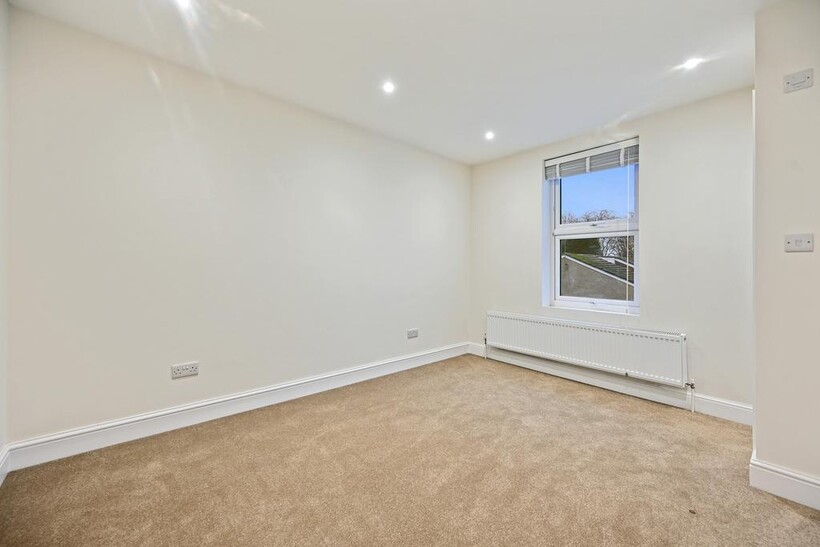 Percy Road, Hampton TW12 3 bed terraced house to rent - £3,350 pcm (£773 pw)