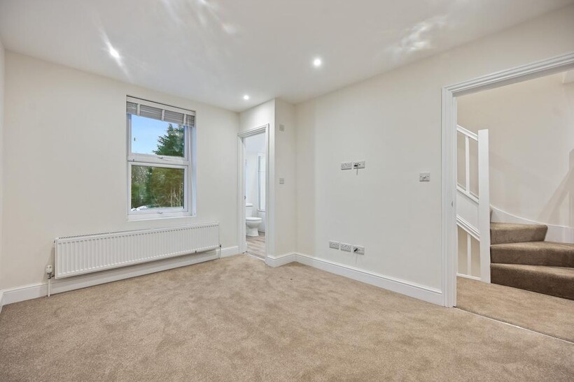 Percy Road, Hampton TW12 3 bed terraced house to rent - £3,350 pcm (£773 pw)