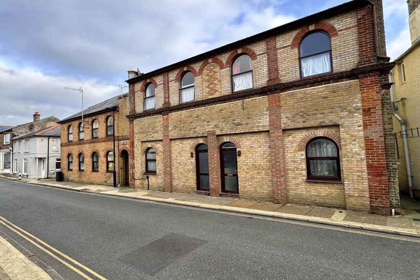 St. Johns Road, Sandown PO36 2 bed terraced house to rent - £725 pcm (£167 pw)