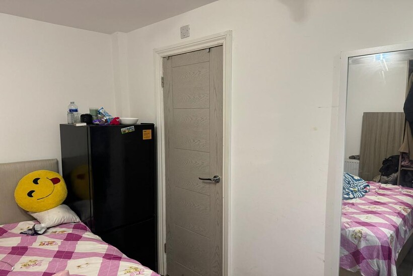 Springwell Road, Hounslow TW5 1 bed flat to rent - £950 pcm (£219 pw)