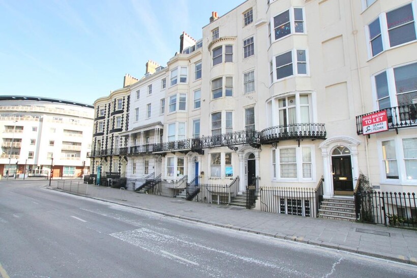 Pavilion Parade, Brighton BN2 3 bed flat to rent - £1,900 pcm (£438 pw)