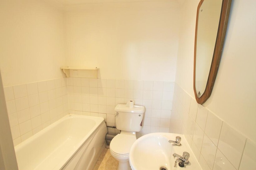 Pavilion Parade, Brighton BN2 3 bed flat to rent - £1,900 pcm (£438 pw)
