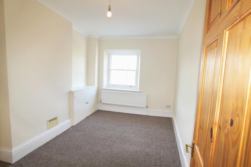 Pavilion Parade, Brighton BN2 3 bed flat to rent - £1,900 pcm (£438 pw)