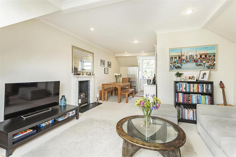 London W10 2 bed apartment to rent - £2,650 pcm (£612 pw)