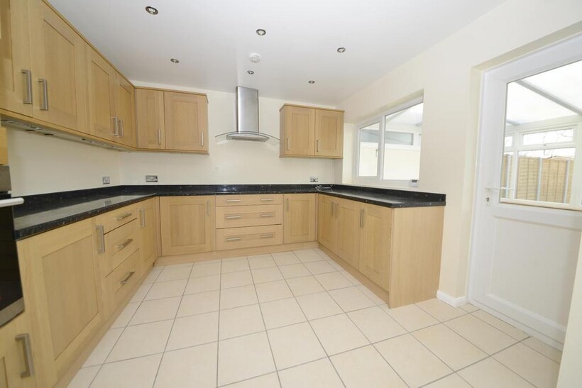 Staines Road, Twickenham TW2 3 bed semi-detached house to rent - £2,850 pcm (£658 pw)
