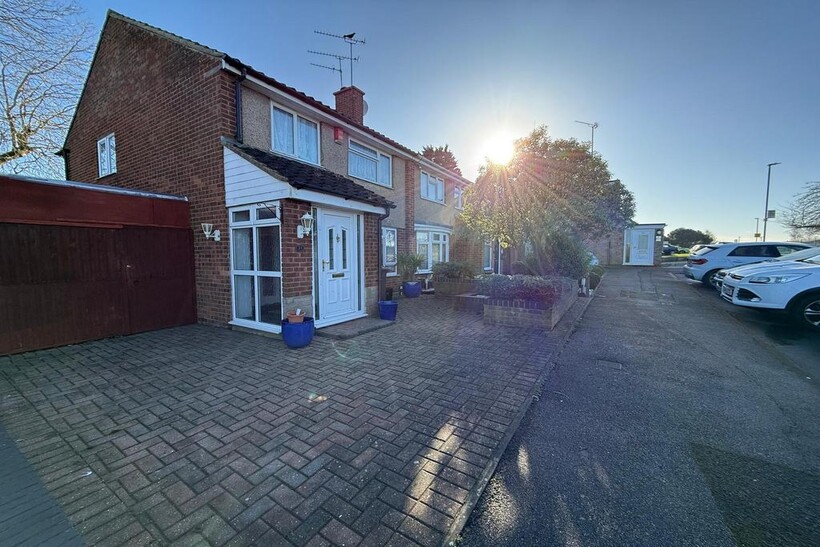 Butely Road, Luton LU4 3 bed terraced house to rent - £1,595 pcm (£368 pw)