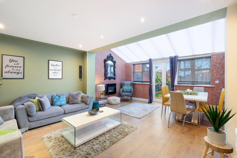 SL1 Graylands Cl 20 3 bed semi-detached house to rent - £5,415 pcm (£1,250 pw)