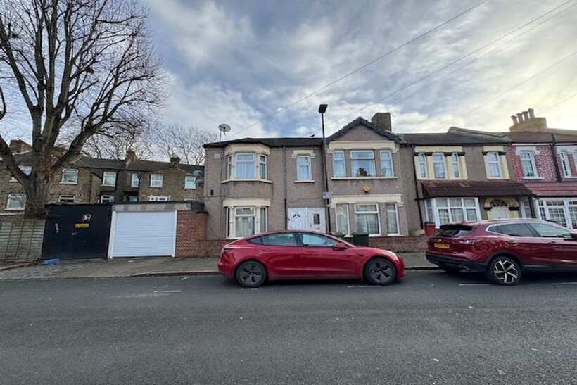 Khartoum Road, London E13 2 bed flat to rent - £1,800 pcm (£415 pw)