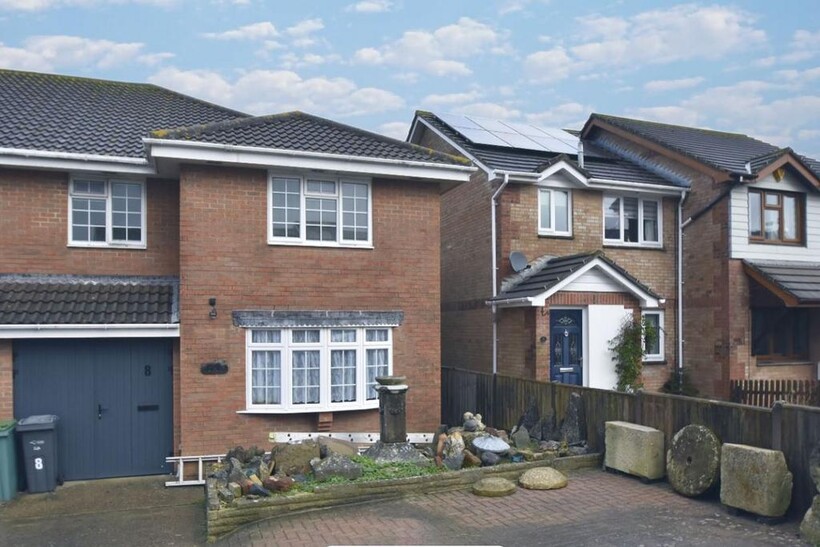 Broadwood Lane, Newport PO30 2 bed semi-detached house to rent - £725 pcm (£167 pw)