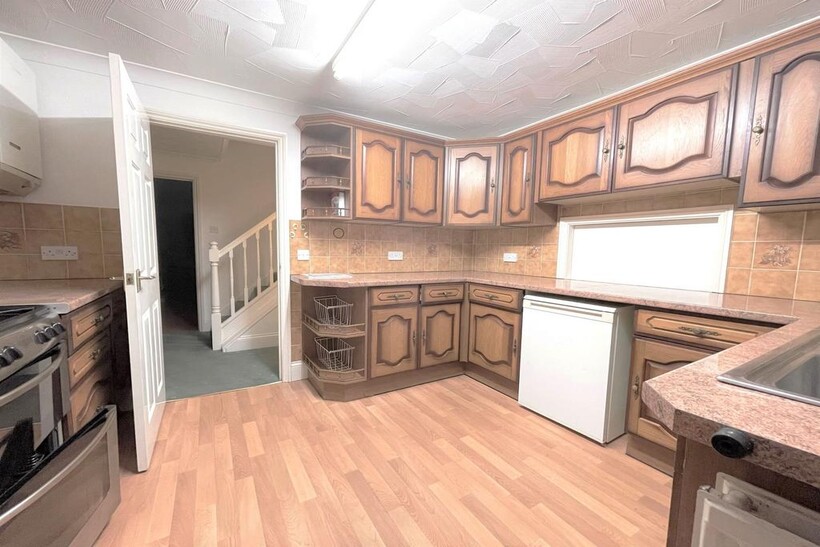 Broadwood Lane, Newport PO30 2 bed semi-detached house to rent - £725 pcm (£167 pw)