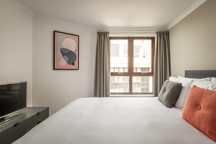 Kensington High Street, London W8 1 bed serviced apartment to rent - £7,500 pcm (£1,731 pw)