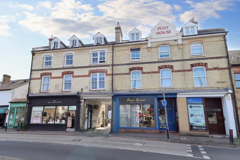 Molesey Road, Hersham KT12 2 bed apartment to rent - £1,395 pcm (£322 pw)