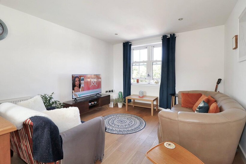 Molesey Road, Hersham KT12 2 bed apartment to rent - £1,395 pcm (£322 pw)