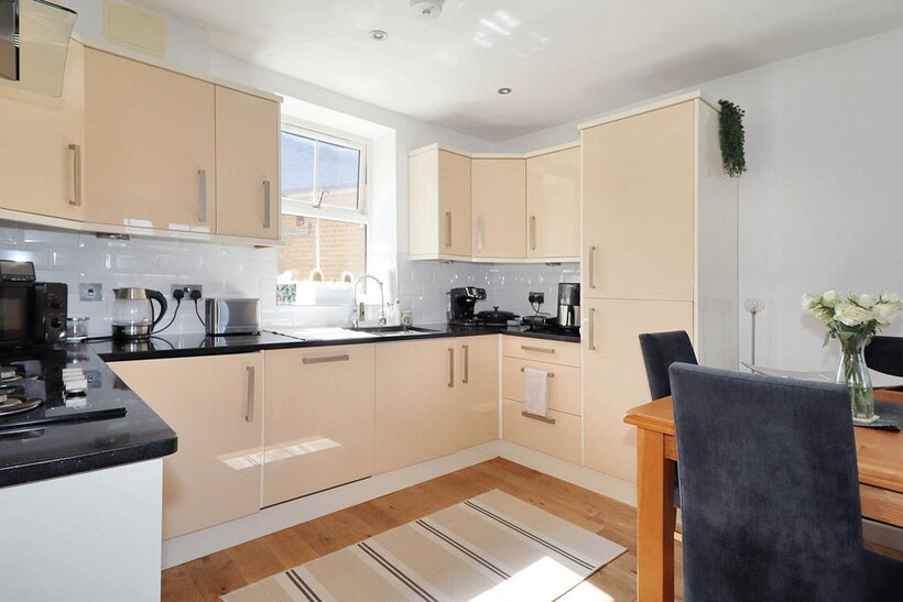 Molesey Road, Hersham KT12 2 bed apartment to rent - £1,395 pcm (£322 pw)